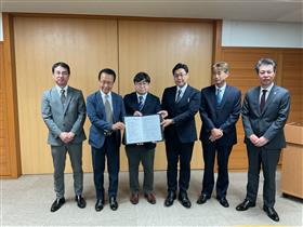 左から西原村吉井村長、プラスチック加工興和（株）　土屋和彦代表取締役社長、(有)シズプラ　土屋正和代表取締役社長、（株）太田化工　土屋義和常務取締役、（右端）熊本県産業振興局　中島局長