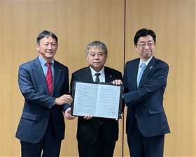 協定締結時の写真